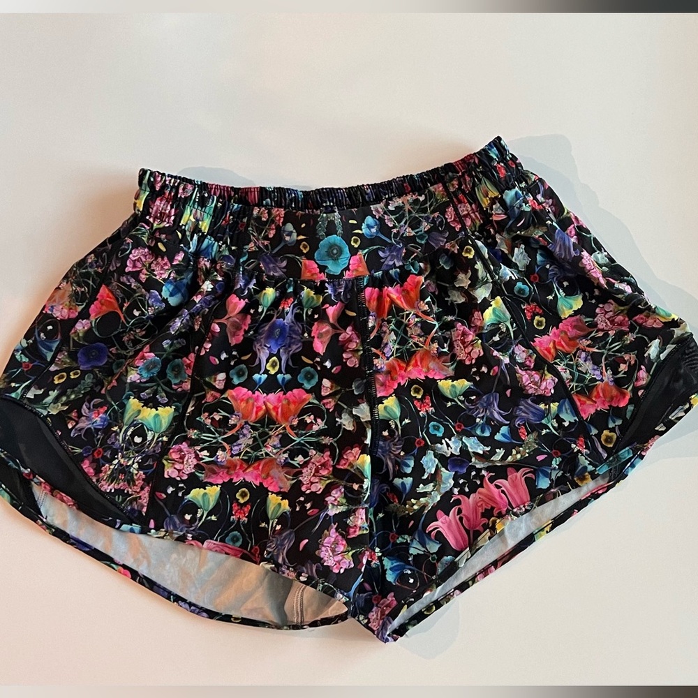 Floral Lululemon shorts lined shorts 4”